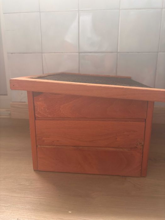 Abrigo roedor em madeira