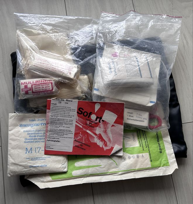 Apteczka samochodowa do starego auta 88 rok ( produkt kolekcjonerski)