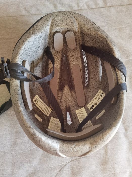 Capacete de ciclismo Bell.