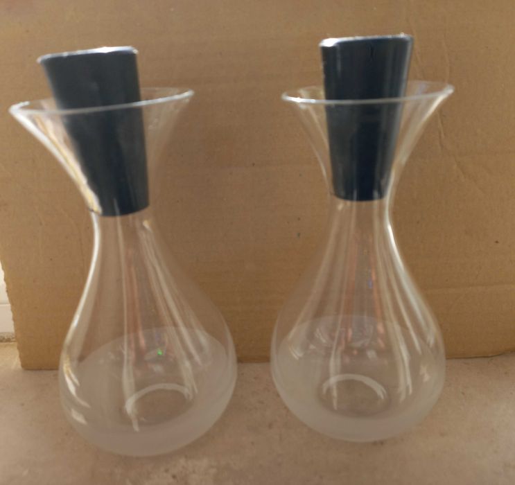 Galheteiro com rolhas de borracha