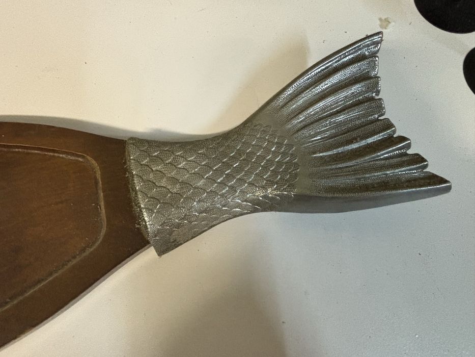 Travessa em formato de peixe em madeira e metal
