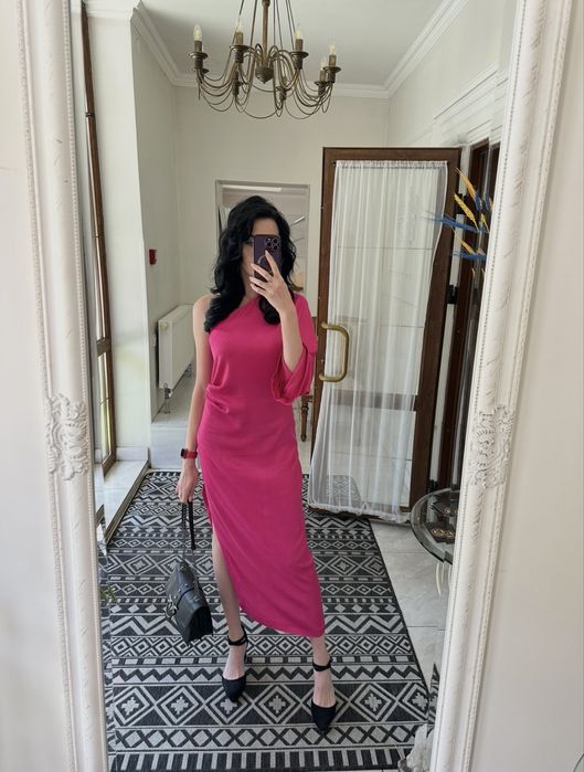 Вечірня сукня з одним рукавом