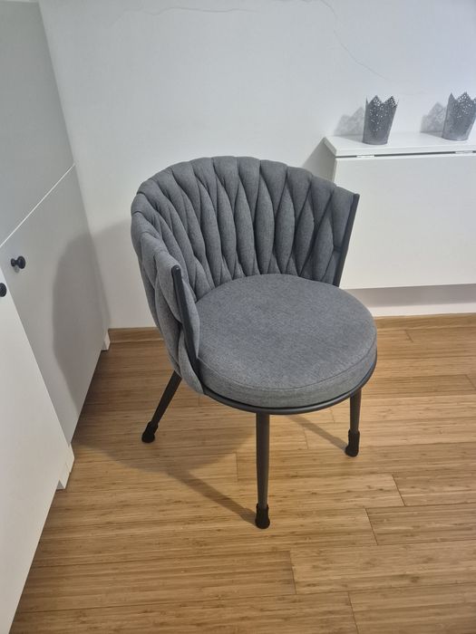 Krzesło Glamour tapicerowane szare z czarnymi nóżkami stan bardz dobry