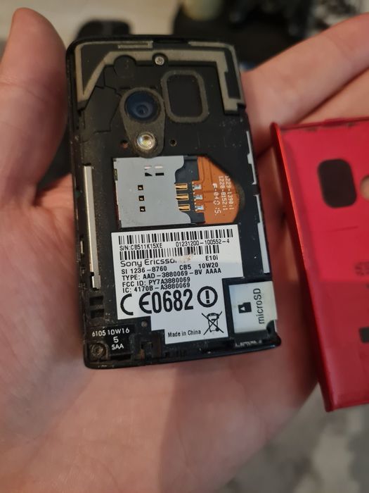 Stary retro telefon komórkowy Sony Ericsson Xperia X10 Mini E10i