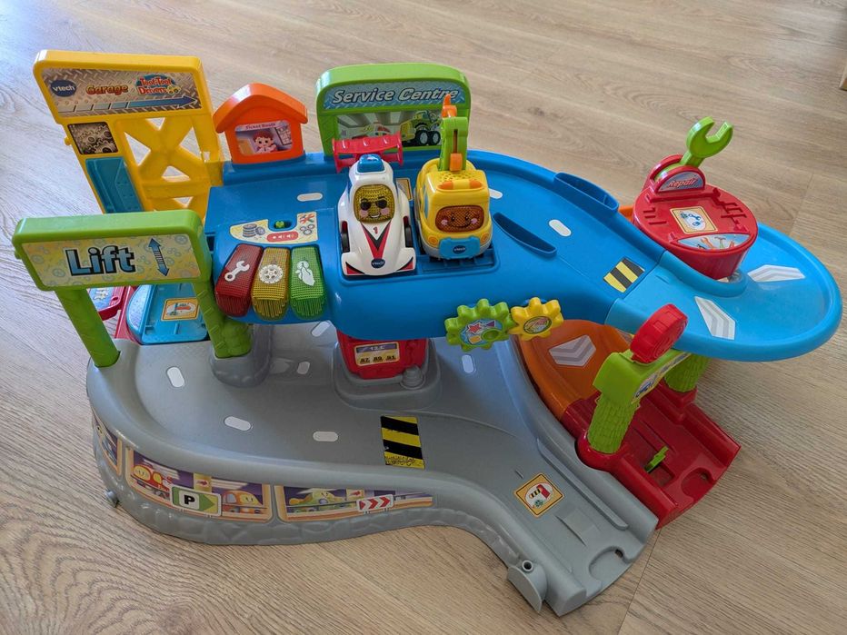Garagem/Pista com 2 carros incluídos com sons e luzes para crianças