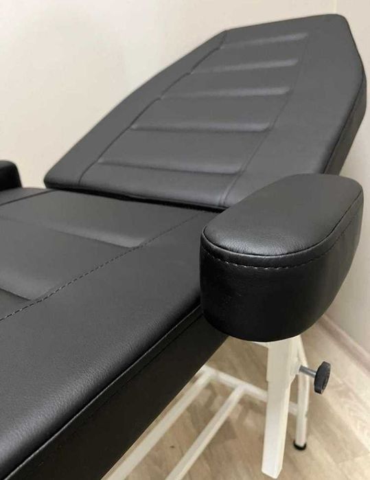 Продам массажную кушетку бу.