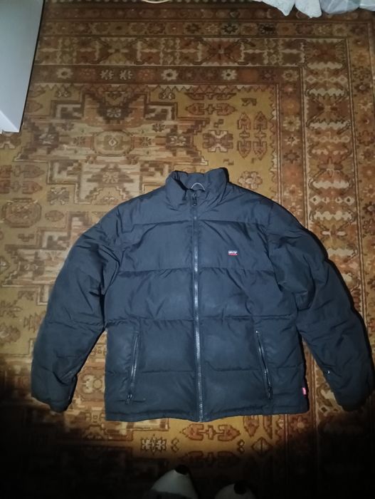 короткий пуховик levi's piedmont в черном цвете из полиэстера.