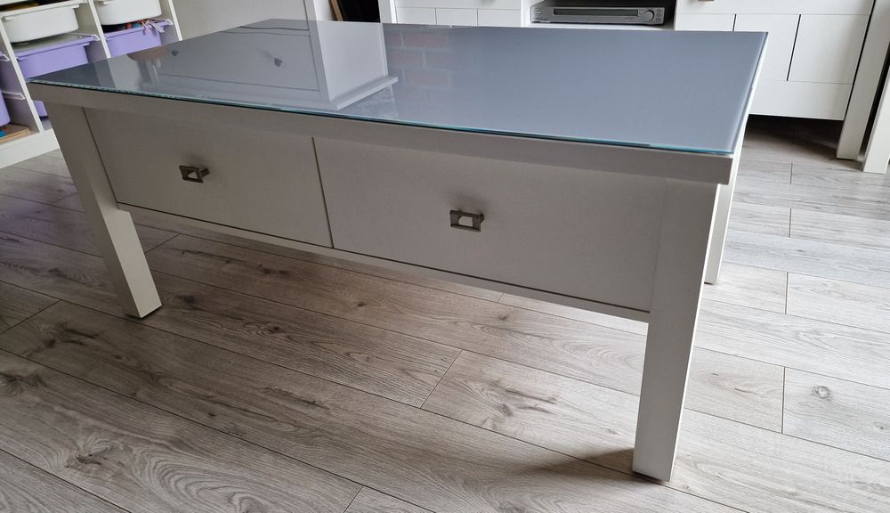 Sprzedam drewniany, biały stolik