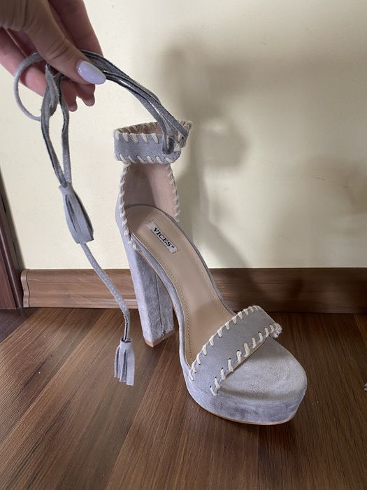 Buty na obcasie, wiązane na kostce, Tanio jak nowe