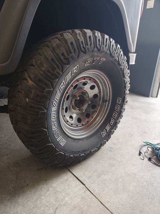 4 pneus e jantes 32/11.5R15 Cooper furação Jeep