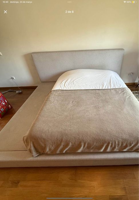 Cama de casal estofada com estrado largo