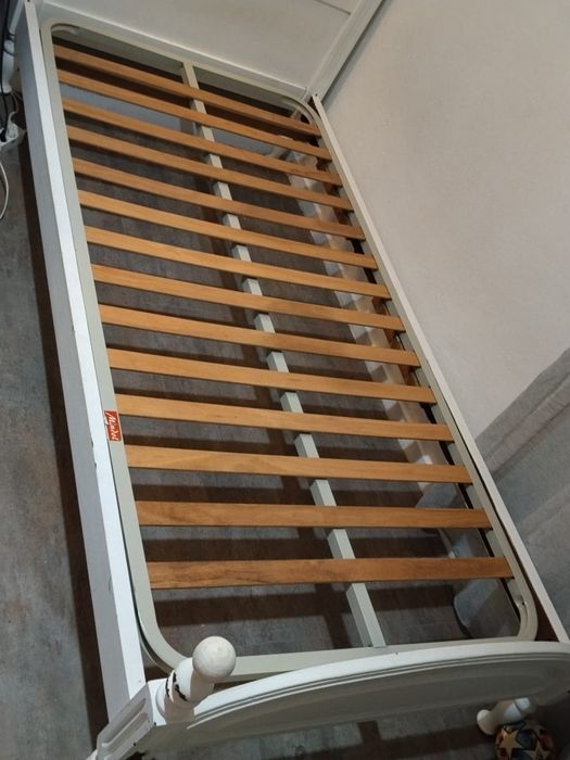 Vendo cama de madeira