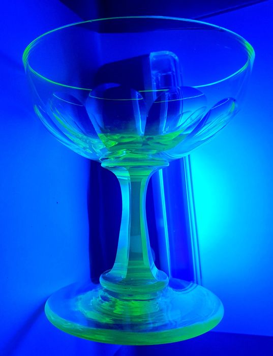 Raro antigo copo de champagne em vidro urânio