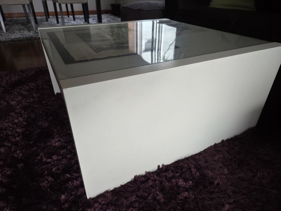 Mesa de apoio branca com vidro