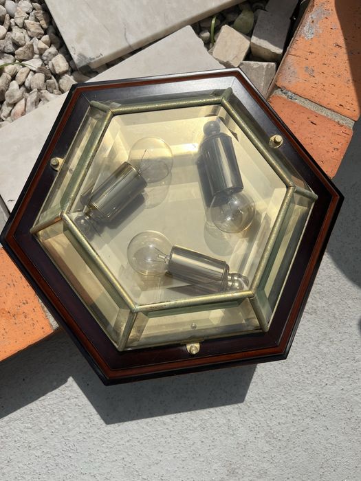 Dois    Candeeiros. tecto   castanhos