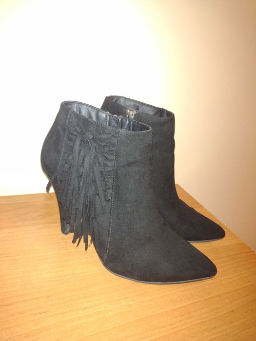 Zamszowe botki na szpilce frędzle na jesień 39 czarne