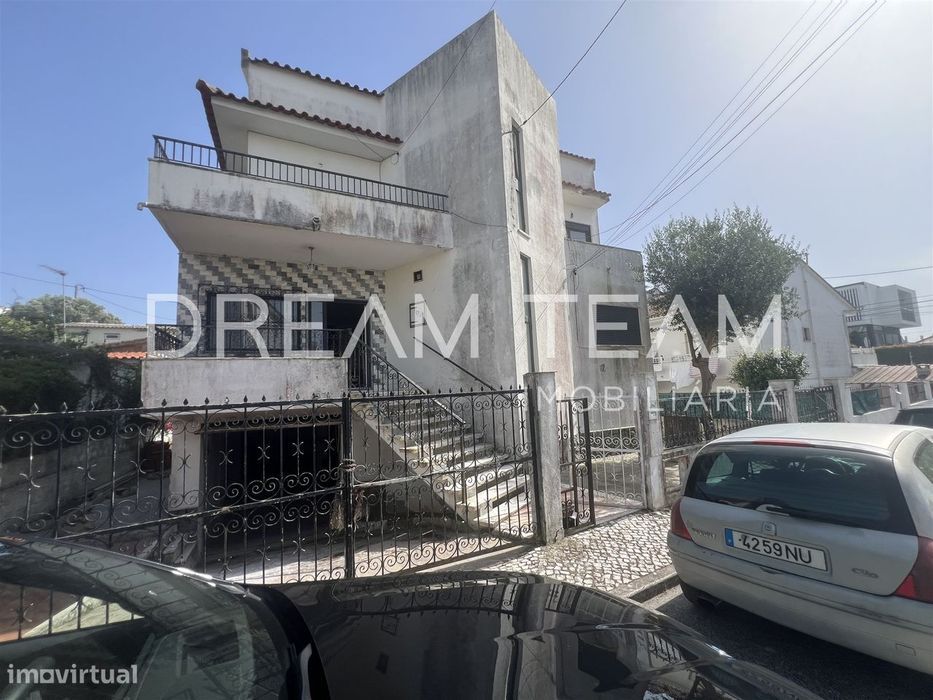 Moradia T7 com Piscina na Charneca da Caparica