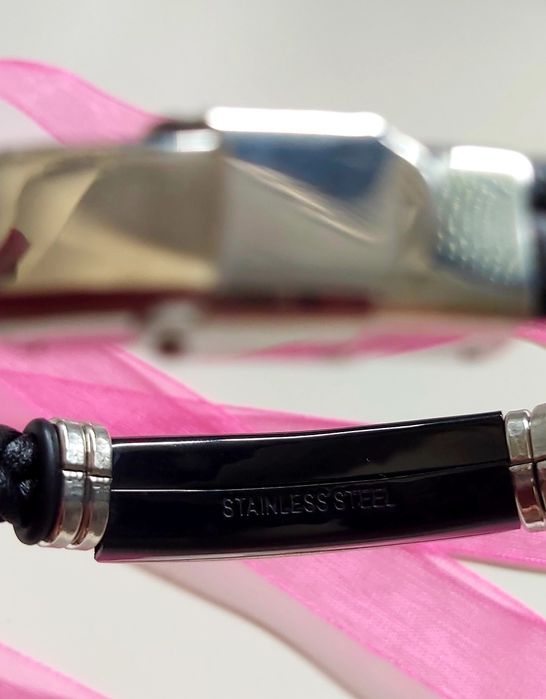 Pulseira em couro preto e aço prateado. Fácil aperto