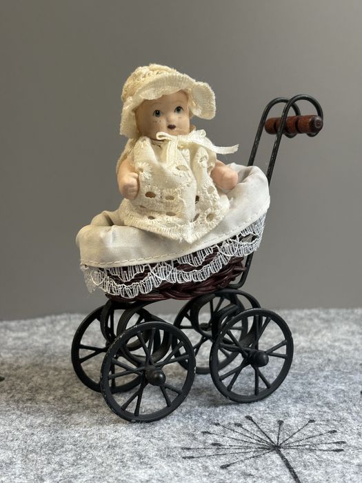 Miniaturowa lalka porcelanowa w metalowym wózku retro - Vintage styl