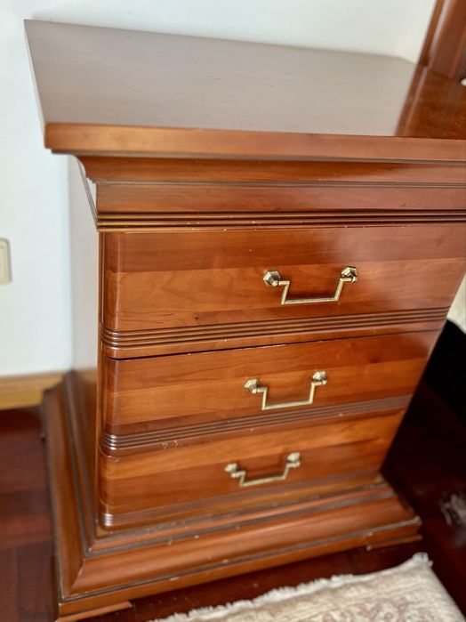 Quarto de Casal Completo Clássico — Madeira Cerejeira — Cama + Roupeiro + 2 Mesas Cabeceira