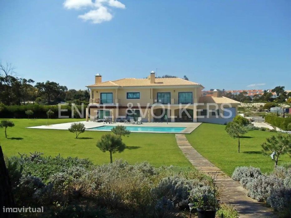 Luxuosa moradia junto ao mar