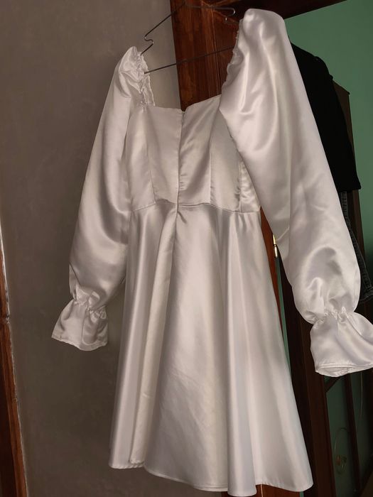 Біла сукня з щільного атласу