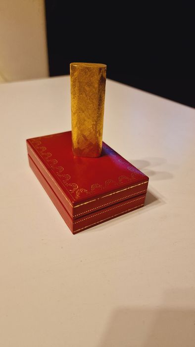 Isqueiro Cartier em folha de ouro