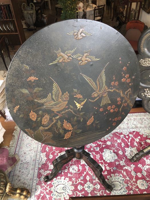 Mesa rebater com relevos