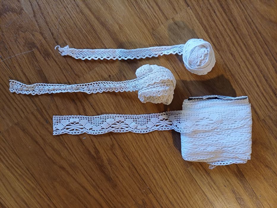 Conjunto de pequenas peças de crochet e bordas de renda
