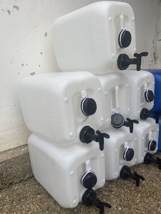 Depositos de 25 llitos com torneira propria