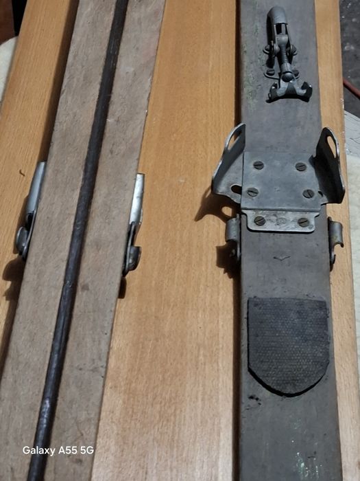 Narty widoczne na zdjęciu z lat 60tych bądź 70tych