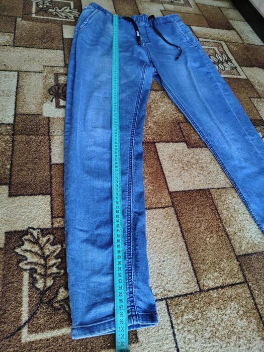 Продам джинсы спортивного плана.