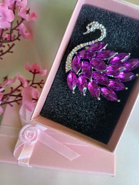 Broszka - Łabędź- fioletowe kryształy górskie