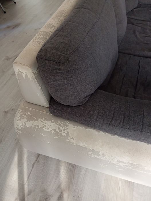 Sofá de canto cinzento e branco