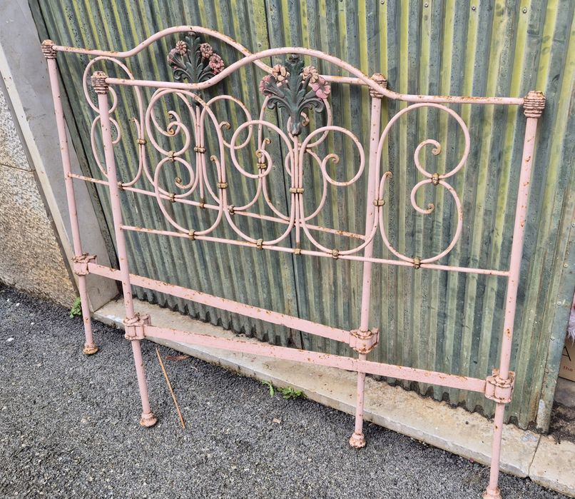 Cama de ferro antiga para restaurar