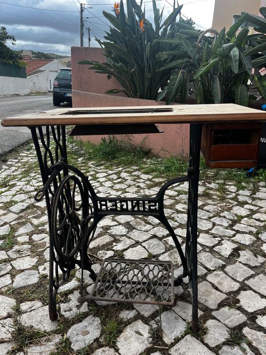 Base de Máquina de Costura Singer Antiga