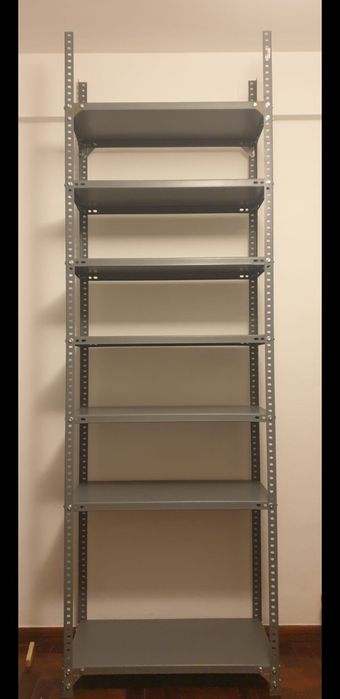 Estante metálica com 7 prateleiras. 250x80x40 cm