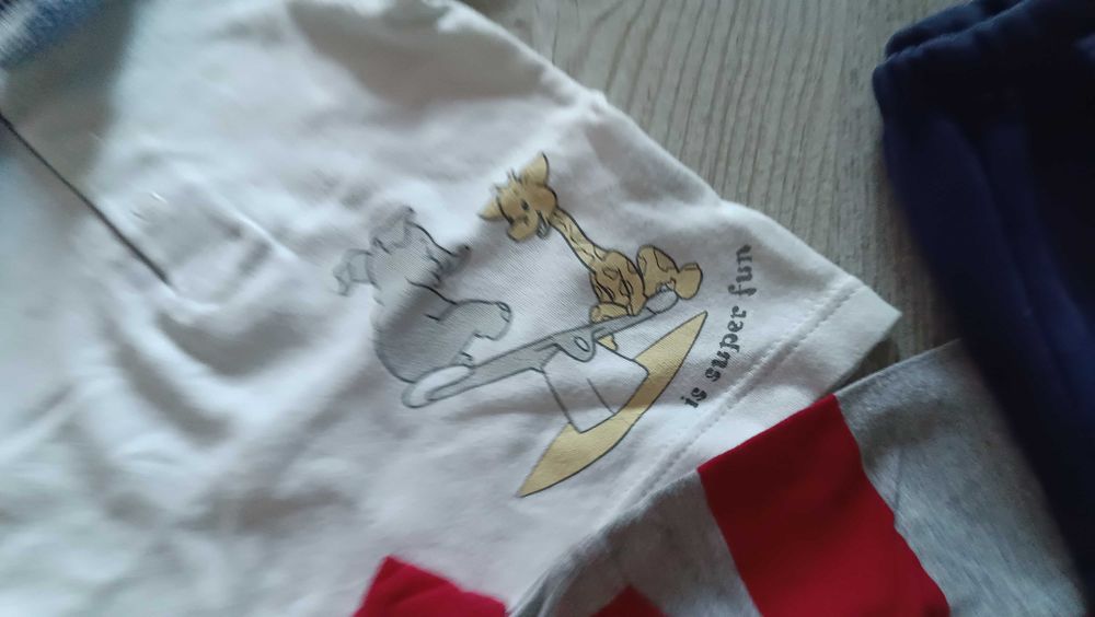 Zestaw ubranek dla chłopca  bezrękawnik bluza body koszulki spodnie 74