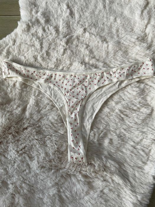 1x stringi kremowe w wisienki 3XL
