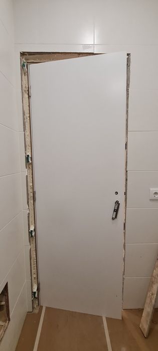 Porta sem aro branca e sem ferragens