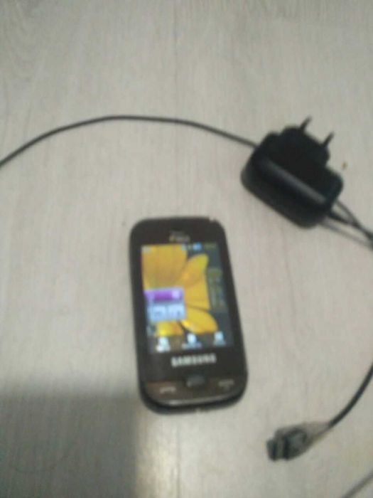 Мобільний телефон Самсунг сенсорний екран з зарядним пристроєм
