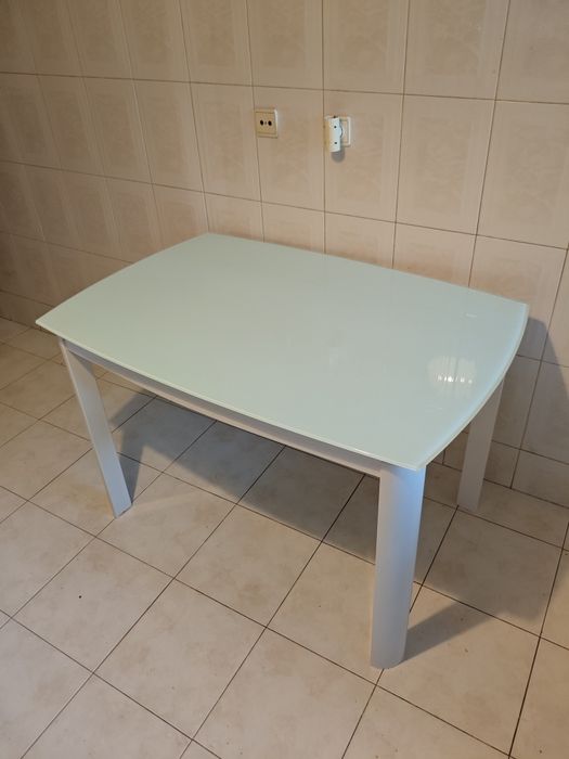 Mesa de cozinha de vidro extensível.