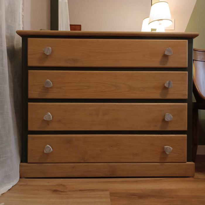 Cómoda de madeira renovada