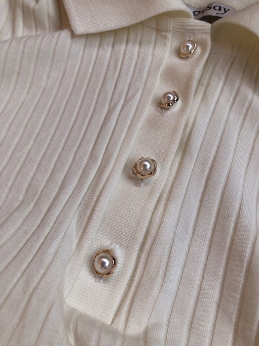 Білий лонгслів-поло в рубчик