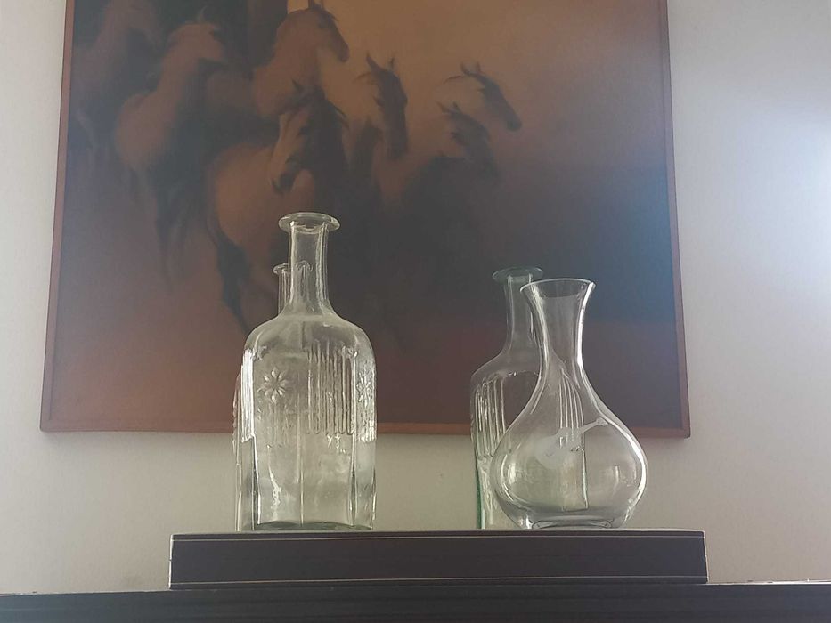 Jarros e taças de vidro de cristal