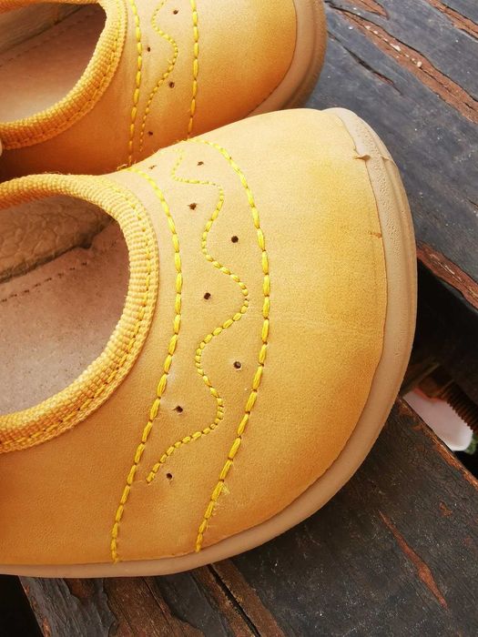 sapatos amarelos criança tamanho 25 bar3foot em caixa