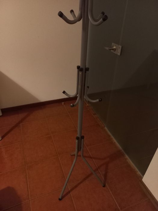 Cabide de metal quase novo