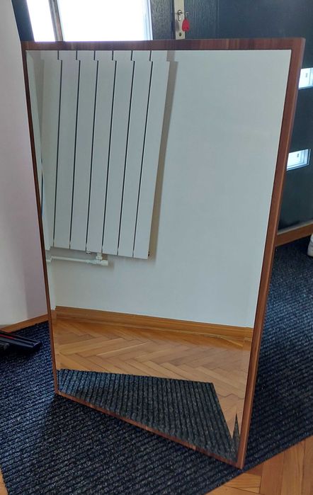 Lustro kryształowe na drewnie