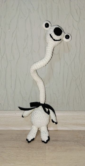 Оригінальна в’язана іграшка з кумедним характером та великими виразним