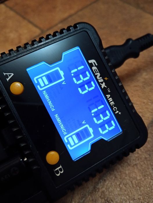 Зарядний пристрій Fenix ARE - C1